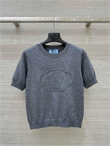 {{productViewItem.photos[photoViewList.activeNavIndex].Alt || productViewItem.photos[photoViewList.activeNavIndex].Description || 'Кофта PRADA'}}
