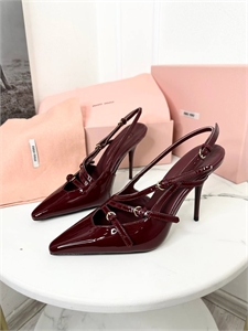 {{productViewItem.photos[photoViewList.activeNavIndex].Alt || productViewItem.photos[photoViewList.activeNavIndex].Description || 'Туфли MIU MIU'}}