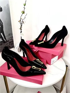 {{productViewItem.photos[photoViewList.activeNavIndex].Alt || productViewItem.photos[photoViewList.activeNavIndex].Description || 'Туфли Schiaparelli'}}