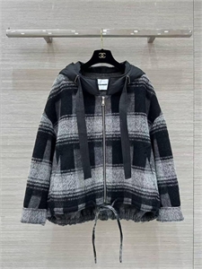 {{productViewItem.photos[photoViewList.activeNavIndex].Alt || productViewItem.photos[photoViewList.activeNavIndex].Description || 'Бомбер JIL SANDER'}}
