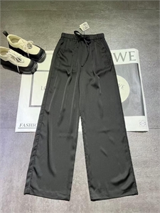 {{productViewItem.photos[photoViewList.activeNavIndex].Alt || productViewItem.photos[photoViewList.activeNavIndex].Description || 'Брюки LOEWE'}}