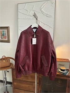 {{productViewItem.photos[photoViewList.activeNavIndex].Alt || productViewItem.photos[photoViewList.activeNavIndex].Description || 'Куртка BOTTEGA VENETA'}}