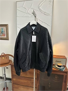 {{productViewItem.photos[photoViewList.activeNavIndex].Alt || productViewItem.photos[photoViewList.activeNavIndex].Description || 'Куртка BOTTEGA VENETA'}}