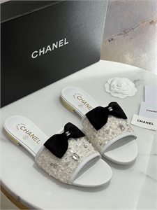 {{productViewItem.photos[photoViewList.activeNavIndex].Alt || productViewItem.photos[photoViewList.activeNavIndex].Description || 'Шлепанцы CHANEL'}}