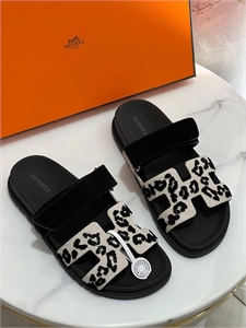 {{productViewItem.photos[photoViewList.activeNavIndex].Alt || productViewItem.photos[photoViewList.activeNavIndex].Description || 'Шлепанцы HERMES'}}
