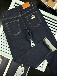 {{productViewItem.photos[photoViewList.activeNavIndex].Alt || productViewItem.photos[photoViewList.activeNavIndex].Description || 'Джинсы Gucci'}}