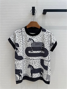 {{productViewItem.photos[photoViewList.activeNavIndex].Alt || productViewItem.photos[photoViewList.activeNavIndex].Description || 'Кофта HERMES'}}