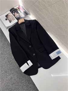 {{productViewItem.photos[photoViewList.activeNavIndex].Alt || productViewItem.photos[photoViewList.activeNavIndex].Description || 'Костюм PRADA'}}