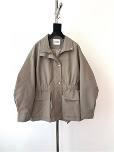 {{productViewItem.photos[photoViewList.activeNavIndex].Alt || productViewItem.photos[photoViewList.activeNavIndex].Description || 'Куртка JIL SANDER'}}