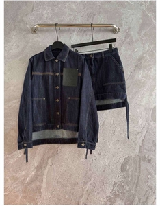 {{productViewItem.photos[photoViewList.activeNavIndex].Alt || productViewItem.photos[photoViewList.activeNavIndex].Description || 'Костюм LOEWE'}}