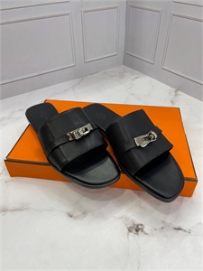 {{productViewItem.photos[photoViewList.activeNavIndex].Alt || productViewItem.photos[photoViewList.activeNavIndex].Description || 'Тапочки HERMES'}}