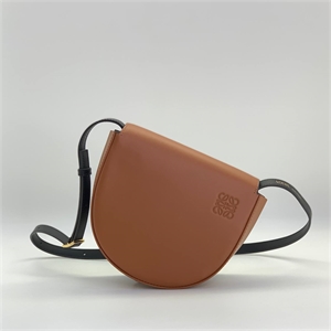 {{productViewItem.photos[photoViewList.activeNavIndex].Alt || productViewItem.photos[photoViewList.activeNavIndex].Description || 'Сумка LOEWE'}}