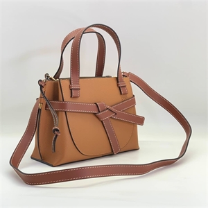 {{productViewItem.photos[photoViewList.activeNavIndex].Alt || productViewItem.photos[photoViewList.activeNavIndex].Description || 'Сумка LOEWE 25 см'}}