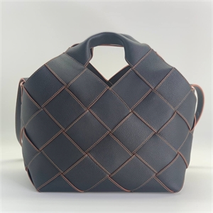 {{productViewItem.photos[photoViewList.activeNavIndex].Alt || productViewItem.photos[photoViewList.activeNavIndex].Description || 'Сумка LOEWE 27 см'}}