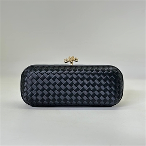 {{productViewItem.photos[photoViewList.activeNavIndex].Alt || productViewItem.photos[photoViewList.activeNavIndex].Description || 'Клатч BOTTEGA VENETA 24 см'}}