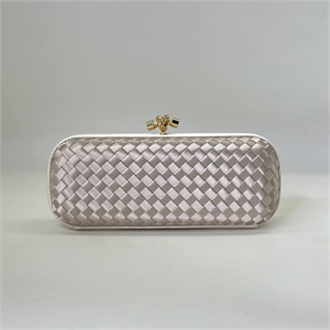 {{productViewItem.photos[photoViewList.activeNavIndex].Alt || productViewItem.photos[photoViewList.activeNavIndex].Description || 'Клатч BOTTEGA VENETA 24 см'}}