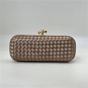 {{productViewItem.photos[photoViewList.activeNavIndex].Alt || productViewItem.photos[photoViewList.activeNavIndex].Description || 'Клатч BOTTEGA VENETA 24 см'}}