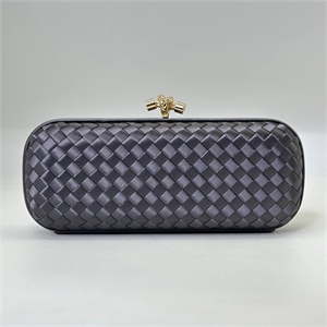{{productViewItem.photos[photoViewList.activeNavIndex].Alt || productViewItem.photos[photoViewList.activeNavIndex].Description || 'Клатч BOTTEGA VENETA 24 см'}}