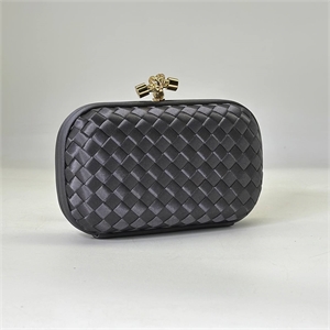 {{productViewItem.photos[photoViewList.activeNavIndex].Alt || productViewItem.photos[photoViewList.activeNavIndex].Description || 'Клатч BOTTEGA VENETA 16 см'}}