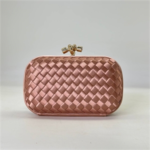 {{productViewItem.photos[photoViewList.activeNavIndex].Alt || productViewItem.photos[photoViewList.activeNavIndex].Description || 'Клатч BOTTEGA VENETA 16 см'}}