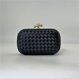 {{productViewItem.photos[photoViewList.activeNavIndex].Alt || productViewItem.photos[photoViewList.activeNavIndex].Description || 'Клатч BOTTEGA VENETA 16 см'}}