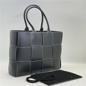 {{productViewItem.photos[photoViewList.activeNavIndex].Alt || productViewItem.photos[photoViewList.activeNavIndex].Description || 'Сумка BOTTEGA VENETA 37 см'}}