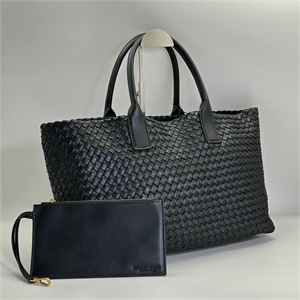 {{productViewItem.photos[photoViewList.activeNavIndex].Alt || productViewItem.photos[photoViewList.activeNavIndex].Description || 'Шопер BOTTEGA VENETA 40 см'}}