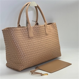 {{productViewItem.photos[photoViewList.activeNavIndex].Alt || productViewItem.photos[photoViewList.activeNavIndex].Description || 'Шопер BOTTEGA VENETA 40 см'}}