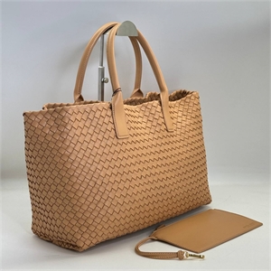 {{productViewItem.photos[photoViewList.activeNavIndex].Alt || productViewItem.photos[photoViewList.activeNavIndex].Description || 'Шопер BOTTEGA VENETA 40 см'}}