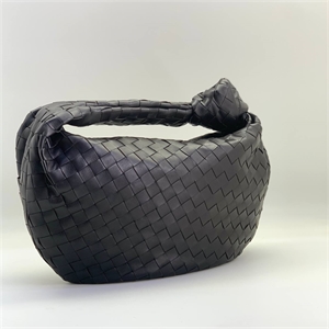 {{productViewItem.photos[photoViewList.activeNavIndex].Alt || productViewItem.photos[photoViewList.activeNavIndex].Description || 'Сумка BOTTEGA VENETA 36 см'}}