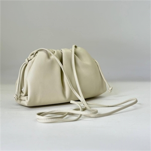 {{productViewItem.photos[photoViewList.activeNavIndex].Alt || productViewItem.photos[photoViewList.activeNavIndex].Description || 'Сумка BOTTEGA VENETA 22 см'}}