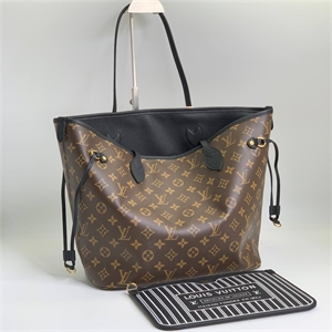 {{productViewItem.photos[photoViewList.activeNavIndex].Alt || productViewItem.photos[photoViewList.activeNavIndex].Description || 'Сумка LOUIS VUITTON 32 см'}}