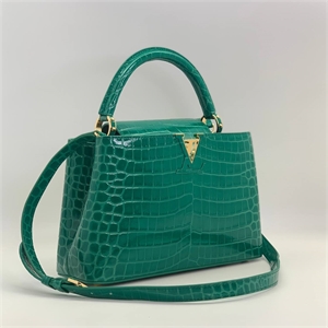 {{productViewItem.photos[photoViewList.activeNavIndex].Alt || productViewItem.photos[photoViewList.activeNavIndex].Description || 'Сумка LOUIS VUITTON 31 см'}}