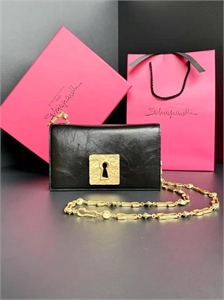 {{productViewItem.photos[photoViewList.activeNavIndex].Alt || productViewItem.photos[photoViewList.activeNavIndex].Description || 'Сумка Schiaparelli'}}