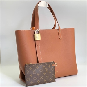 {{productViewItem.photos[photoViewList.activeNavIndex].Alt || productViewItem.photos[photoViewList.activeNavIndex].Description || 'Сумка LOUIS VUITTON'}}
