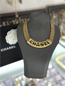 {{productViewItem.photos[photoViewList.activeNavIndex].Alt || productViewItem.photos[photoViewList.activeNavIndex].Description || 'Чокер CHANEL'}}
