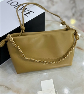 {{productViewItem.photos[photoViewList.activeNavIndex].Alt || productViewItem.photos[photoViewList.activeNavIndex].Description || 'Сумка LOEWE'}}