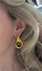 {{productViewItem.photos[photoViewList.activeNavIndex].Alt || productViewItem.photos[photoViewList.activeNavIndex].Description || 'Серьги BALENCIAGA'}}