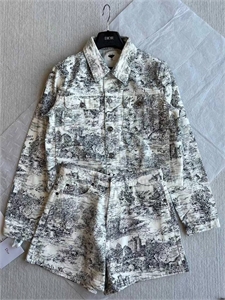 {{productViewItem.photos[photoViewList.activeNavIndex].Alt || productViewItem.photos[photoViewList.activeNavIndex].Description || 'Костюм DIOR'}}
