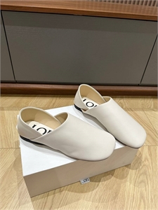 {{productViewItem.photos[photoViewList.activeNavIndex].Alt || productViewItem.photos[photoViewList.activeNavIndex].Description || 'Мюли LOEWE'}}