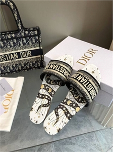 {{productViewItem.photos[photoViewList.activeNavIndex].Alt || productViewItem.photos[photoViewList.activeNavIndex].Description || 'Тапочки DIOR'}}