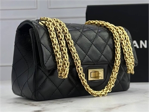 {{productViewItem.photos[photoViewList.activeNavIndex].Alt || productViewItem.photos[photoViewList.activeNavIndex].Description || 'Сумка CHANEL'}}