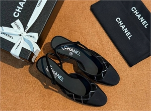 {{productViewItem.photos[photoViewList.activeNavIndex].Alt || productViewItem.photos[photoViewList.activeNavIndex].Description || 'Слингбек CHANEL'}}