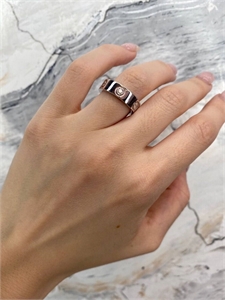 {{productViewItem.photos[photoViewList.activeNavIndex].Alt || productViewItem.photos[photoViewList.activeNavIndex].Description || 'Кольцо Cartier'}}