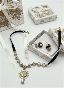 {{productViewItem.photos[photoViewList.activeNavIndex].Alt || productViewItem.photos[photoViewList.activeNavIndex].Description || 'Чокер DIOR'}}