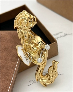 {{productViewItem.photos[photoViewList.activeNavIndex].Alt || productViewItem.photos[photoViewList.activeNavIndex].Description || 'Брошь Schiaparelli'}}