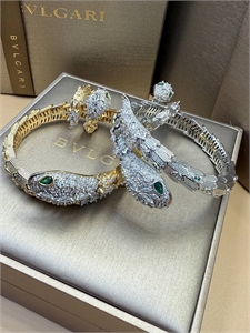 {{productViewItem.photos[photoViewList.activeNavIndex].Alt || productViewItem.photos[photoViewList.activeNavIndex].Description || 'Набор BVLGARI Кольцо и браслет'}}