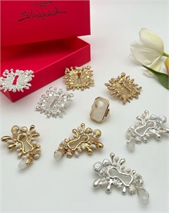{{productViewItem.photos[photoViewList.activeNavIndex].Alt || productViewItem.photos[photoViewList.activeNavIndex].Description || 'Серьги Schiaparelli'}}