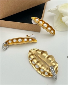 {{productViewItem.photos[photoViewList.activeNavIndex].Alt || productViewItem.photos[photoViewList.activeNavIndex].Description || 'Серьги Schiaparelli'}}