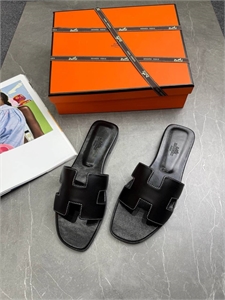 {{productViewItem.photos[photoViewList.activeNavIndex].Alt || productViewItem.photos[photoViewList.activeNavIndex].Description || 'Тапочки HERMES'}}